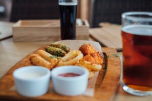 Piwo i ser – jak łączyć smaki, by zaskoczyć podniebienie? 17 piwo z przekąskami